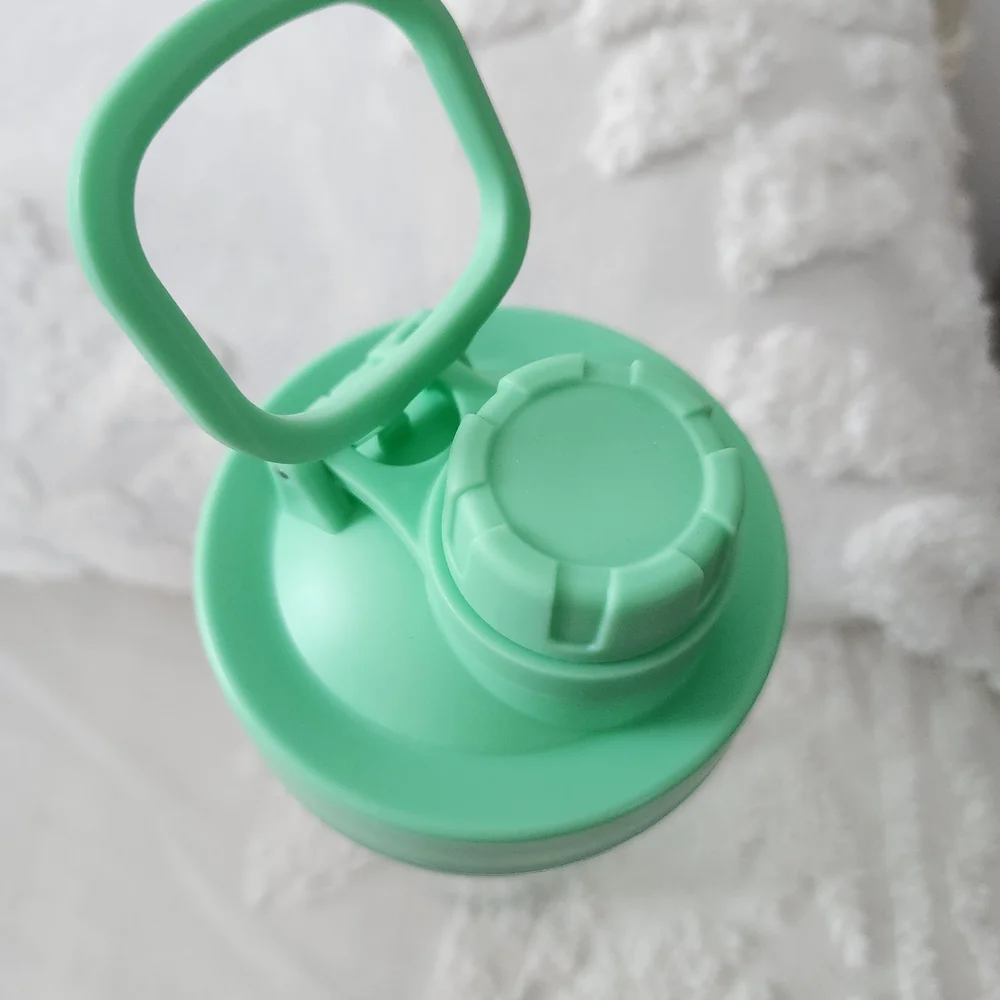 BRAND NEW Takeya Green Water Bottle 24oz
